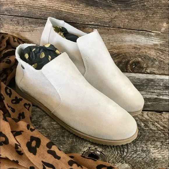 Suede BearPaws Almost a Chelsea Boot in Mushroom Brand New condition size 8 - Picture 1 of 8